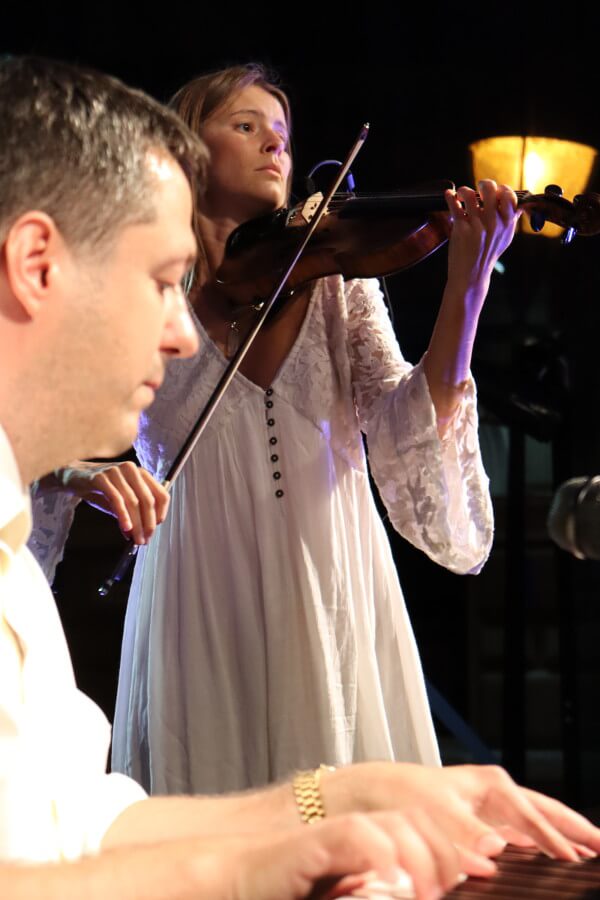 Bielo-čierny koncert: vystúpenie klavíristu Petra Zbranka a huslistky Victorie Linnen